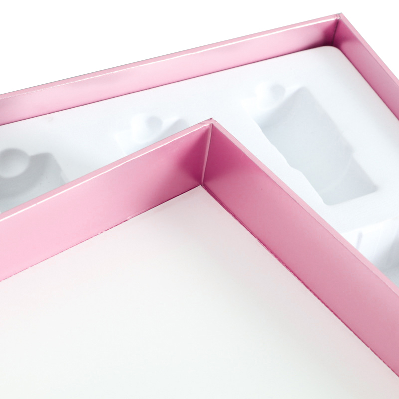Boîtes en papier à motif rose découpées au laser