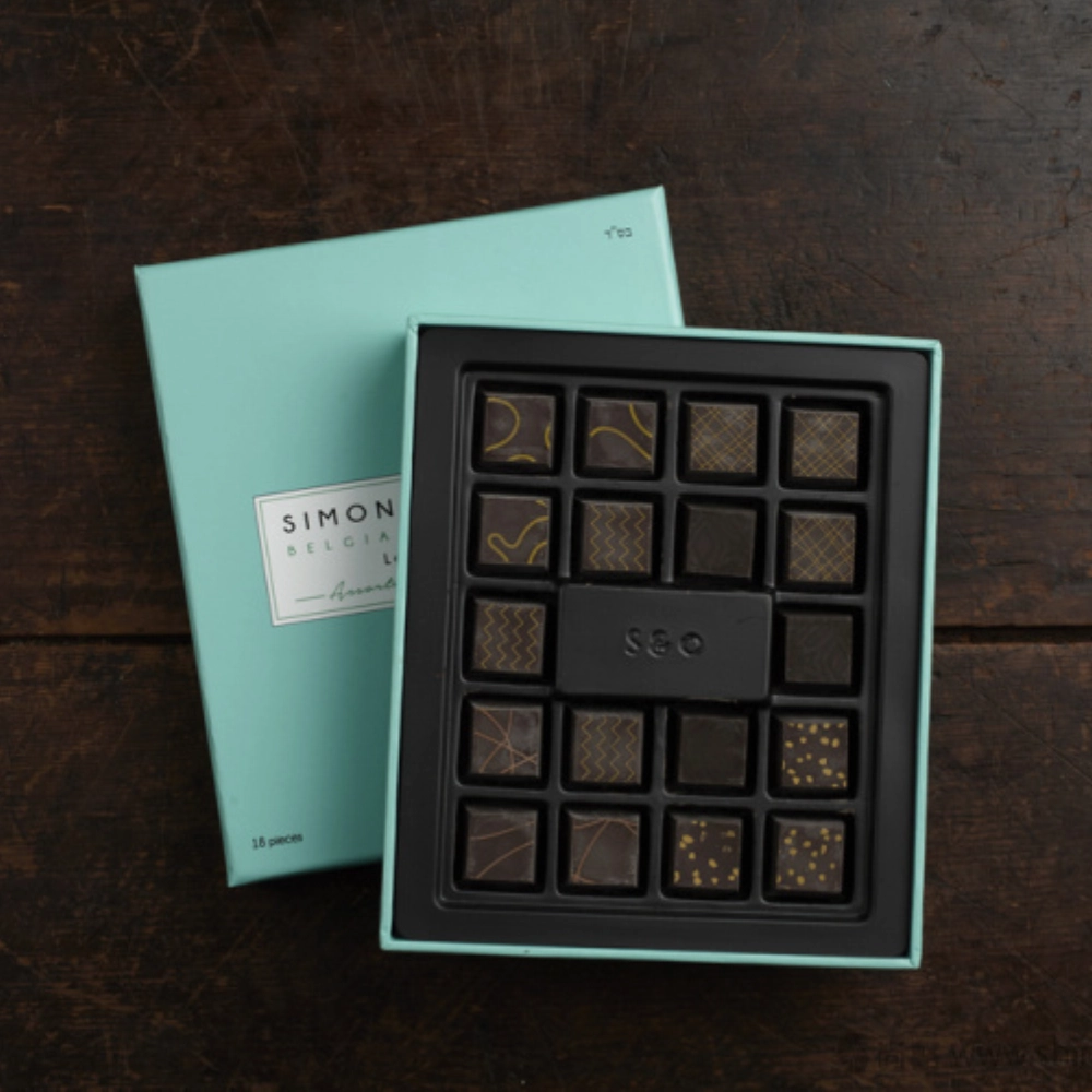 Simon & Oliver handmade chocolate gift box with scallop patterns