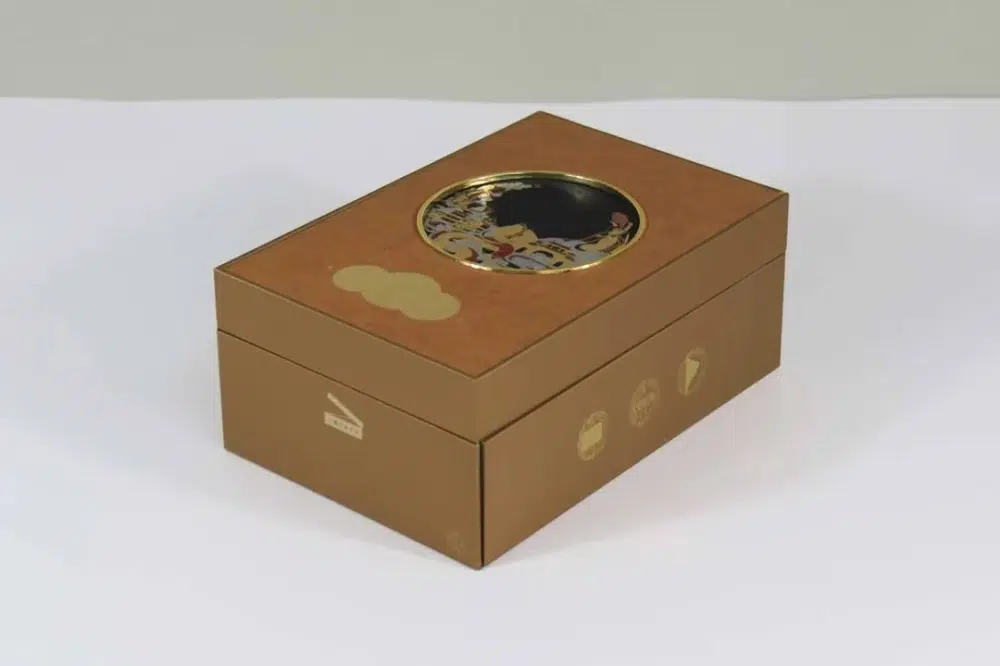 Interactive gift packaging with display screen